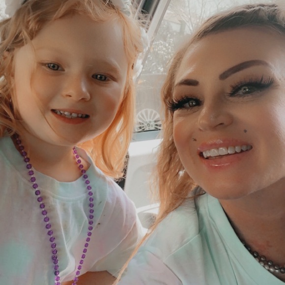 Meet your Posher, Nicolette 🌺 - Picture 2 of 8